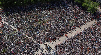 En folkmassa på ett stort torg.