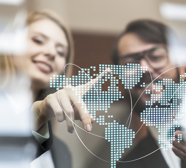 Personer som pekar på karta.