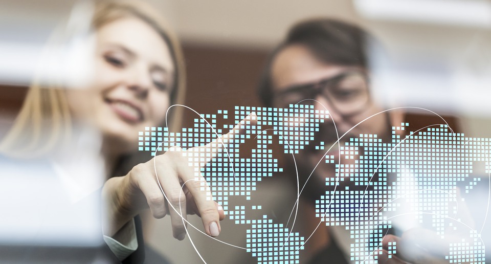 Personer som pekar på en karta.