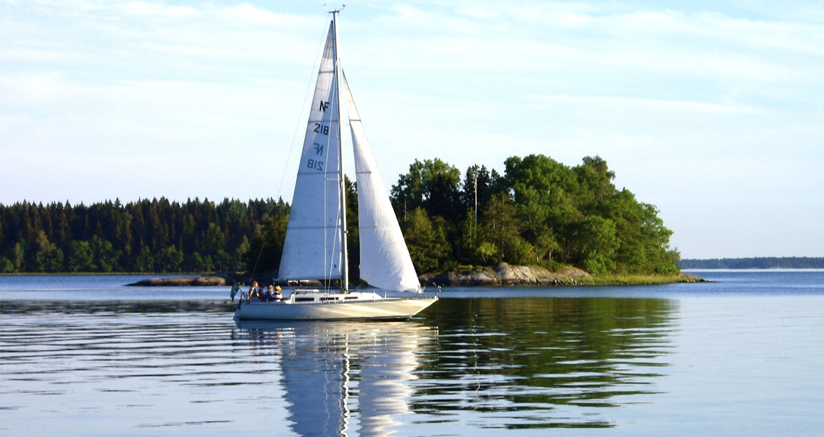 Segelbåt på stilla vatten.
