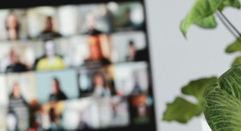 Videomöte pågår på datorskärm.