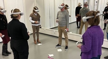 Personer använder VR-glasögon.