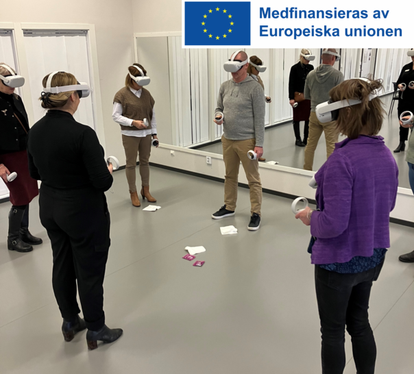 Flera personer som testar VR-glasögon i ett tomt rum. 
