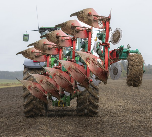 En traktor på en åker.
