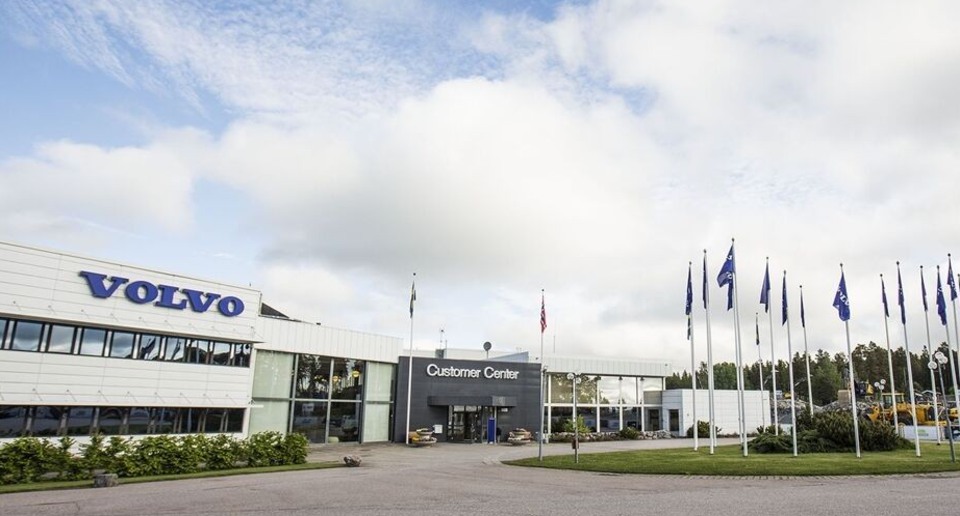 En stor byggnad med flaggor utanför